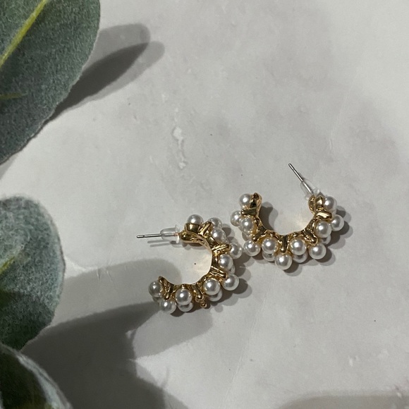 ✨🆕 "Darla" Pearl Earrings - Picture 4 of 6